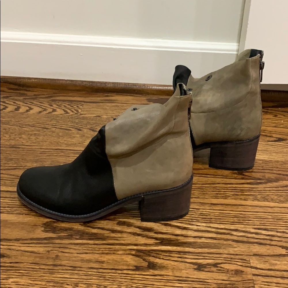 LD TUTTLE taupe/black leather bootie.